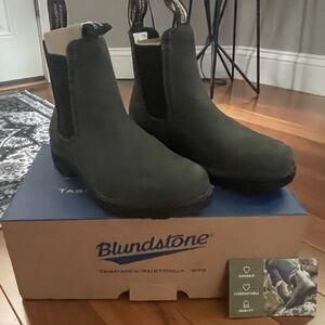 Blundstone women’s elastic sided boot in rustic black size 8